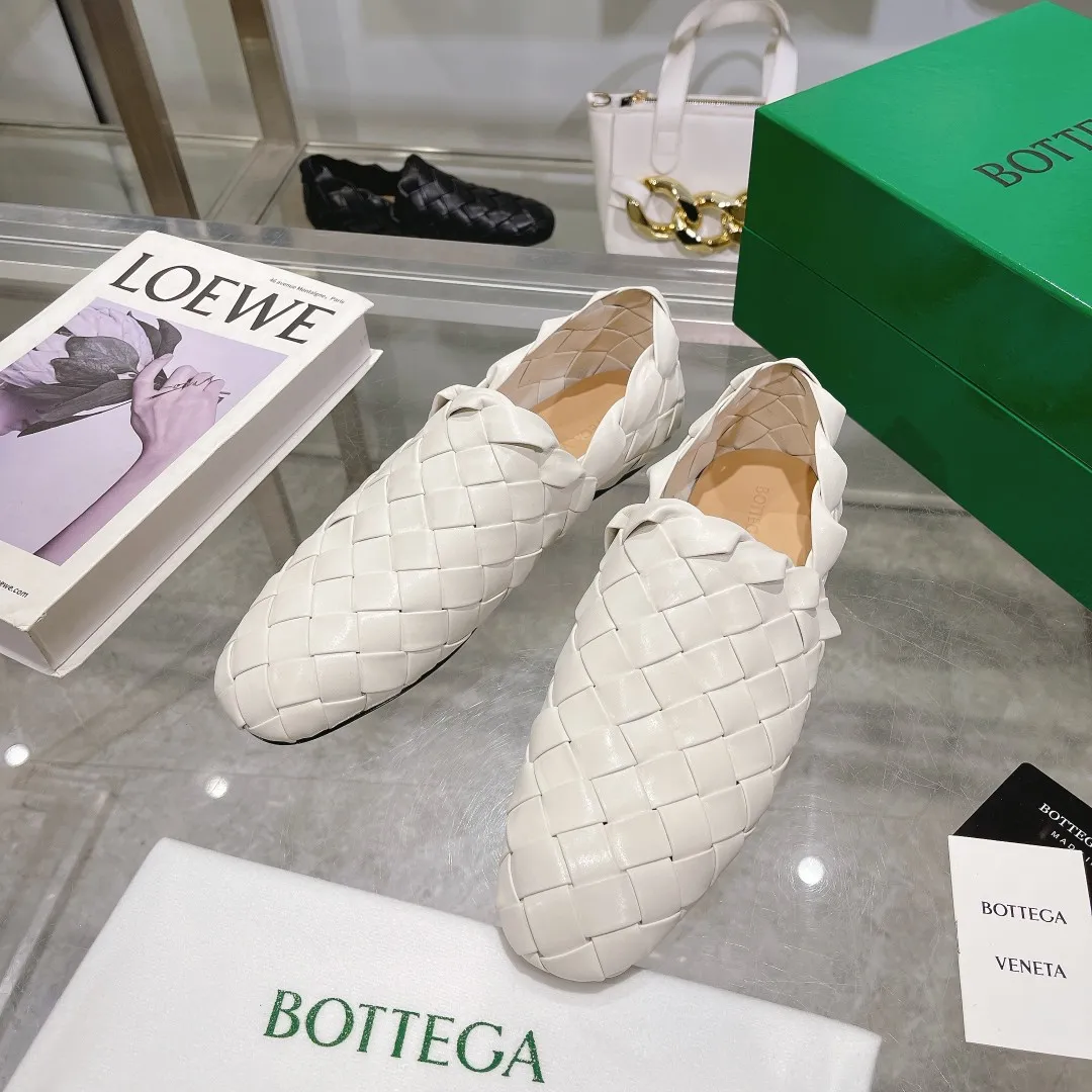 [BV] Top P: 760💰Size for couples: 35-44 (Female, 40, 41, Male 38, 45, custom-made, non-returnable) (Bottega Veneta) Genuine leather outsole, classic woven beanie shoes, two-wear heel set Blessed are the little feet👣👣Comfortable casual shoes that can be worn all year round, made of imported first-layer sheepskin➕fine-quality sheepskin leather, imported sheepskin lining, luxury genuine leather outsole [rose][rose], Bottega Veneta is an Italian luxury brand. Made using traditional Italian leather craftsmanship.